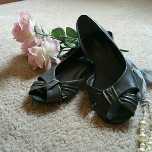 Gray Open-toe Flats
